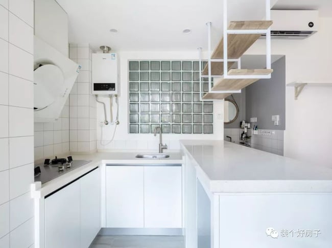 Thiết kế tường gạch trắng kéo ánh sáng tự nhiên vào phòng tắm, đồng thời cảm giác nhàm chán của khu vực rộng lớn màu trắng của nhà bếp có thể bị phá vỡ.