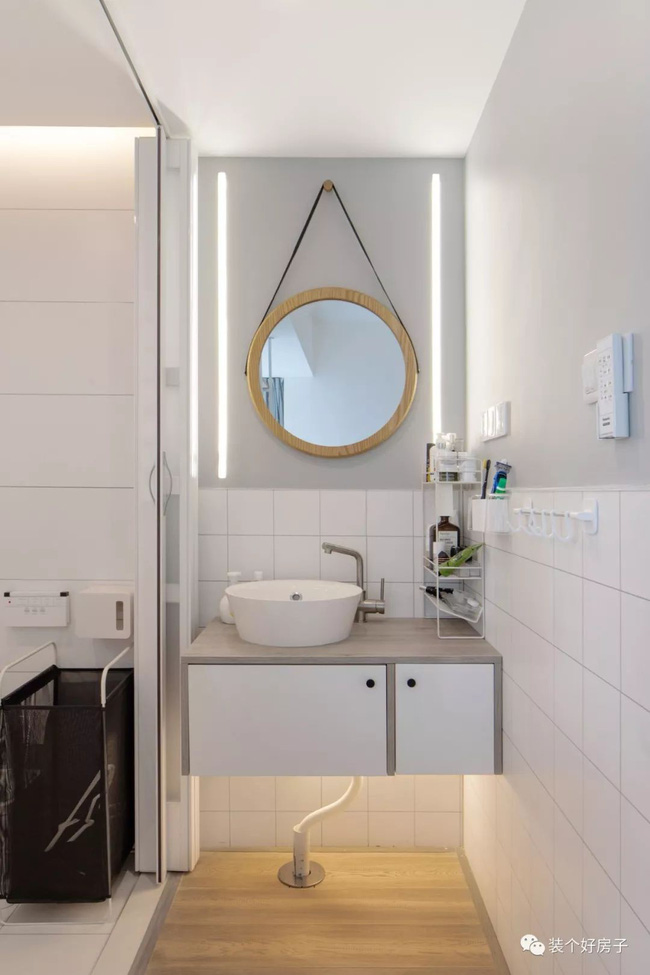  Phòng tắm sử dụng cửa gấp không chiếm không gian. Bồn rửa không được đặt ở trung tâm thông thường, nhưng được đặt lệch về một phía để tối đa hóa việc sử dụng mặt bàn hiện có.