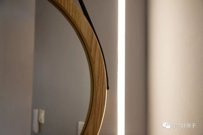 Đèn pha gương ở cả hai bên được nhúng hoàn hảo vào tường và làm cho không gian nhỏ trở nên tươi mới hơn.