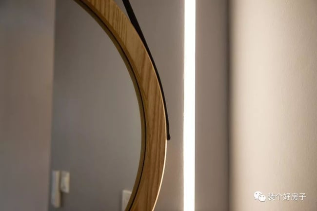 Đèn pha gương ở cả hai bên được nhúng hoàn hảo vào tường và làm cho không gian nhỏ trở nên tươi mới hơn.