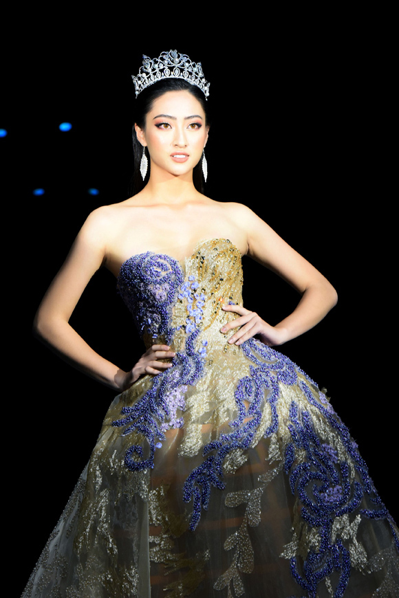  Hoa hậu Thế giới Việt Nam 2019 trình diễn bộ đầm xòe rộng đậm chất cổ tích, thêu đính họa tiết pha màu xanh - ánh kim lộng lẫy.