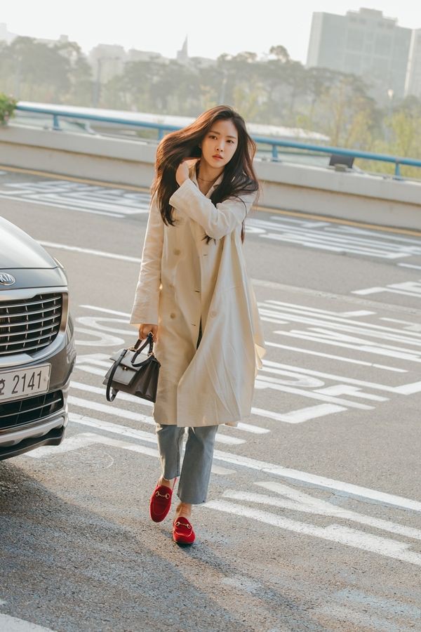  Son Na Eun (A Pink) lại nữ tính nhẹ nhàng với thiết kế trench coat màu be nhạt mix cùng quần jeans, một set đồ đơn giản nhưng luôn ghi điểm tuyệt đối cho phong cách mùa Thu Đông.