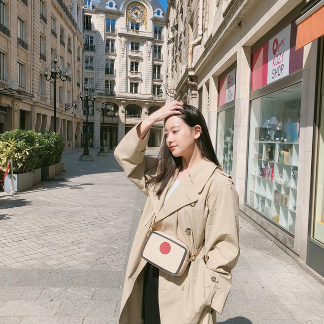  Là một nữ diễn viên rất có gu thời trang, Oh Yeon-seo cũng tận dụng trench coat để tạo điểm nhấn cho style du lịch mùa thu của mình.