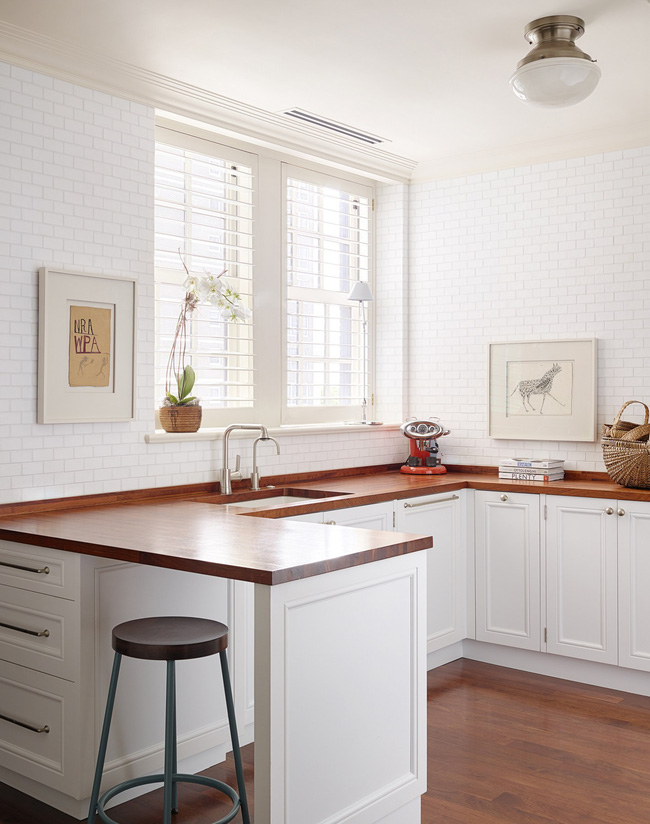 Với một căn bếp có diện tích nhỏ hẹp, bạn cần phải khai thác triệt để không gian cả theo chiều ngang và chiều dọc.