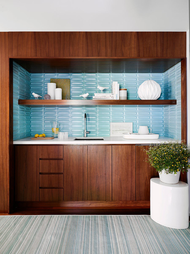  Ngược lại, những thiết kế cơ bản và đơn giản sẽ tạo cảm giác không gian căn bếp nhỏ thông thoáng, rộng rãi hơn.