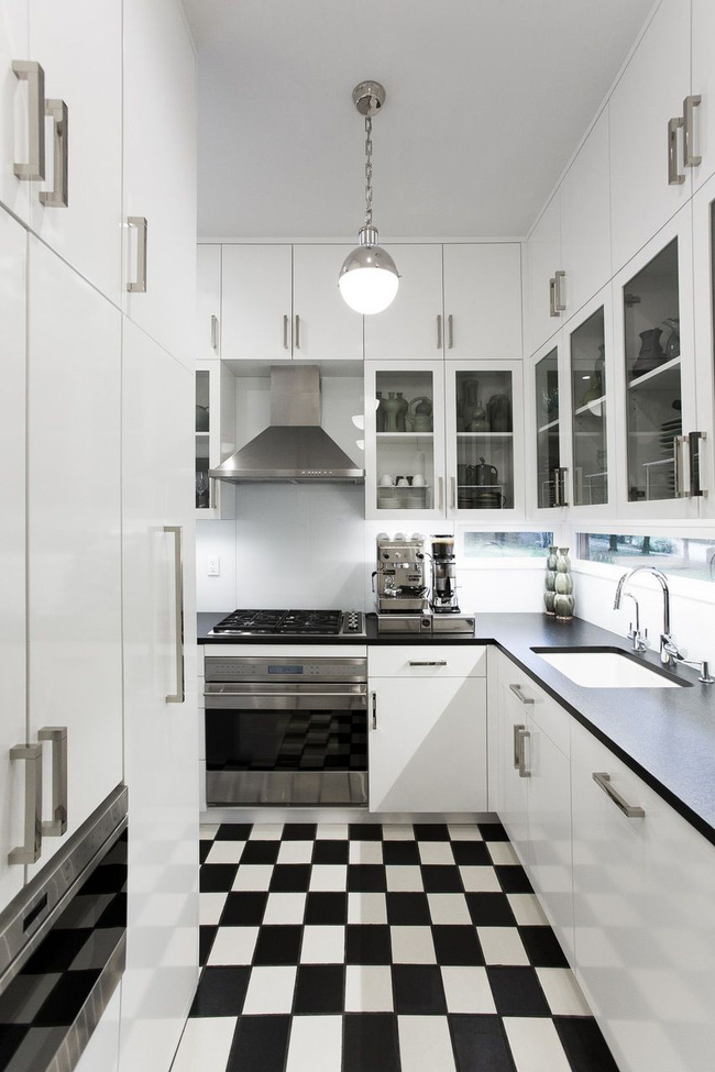  Nên lựa chọn những màu sắc cơ bản, tươi sáng cho căn bếp nhỏ để tạo ảo giác về không gian cho nhà bếp.