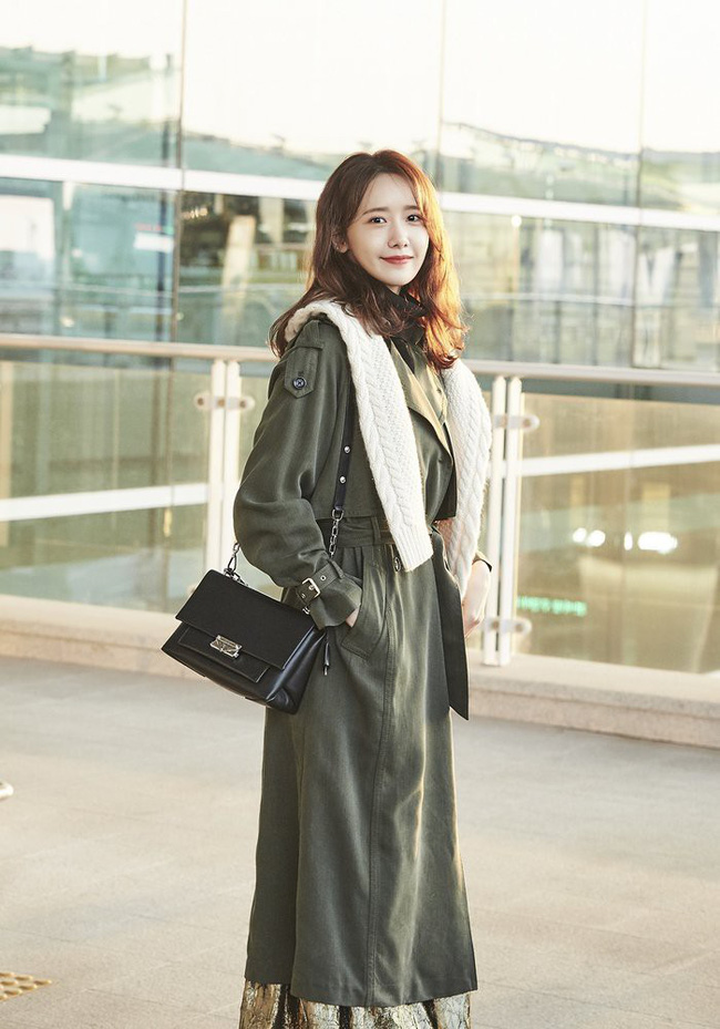  Ngọt ngào như Yoona diện trench coat màu ghi cùng váy liền và không quên thêm điểm nhấn bằng thiết kế cardigan vắt nhẹ lên vai.