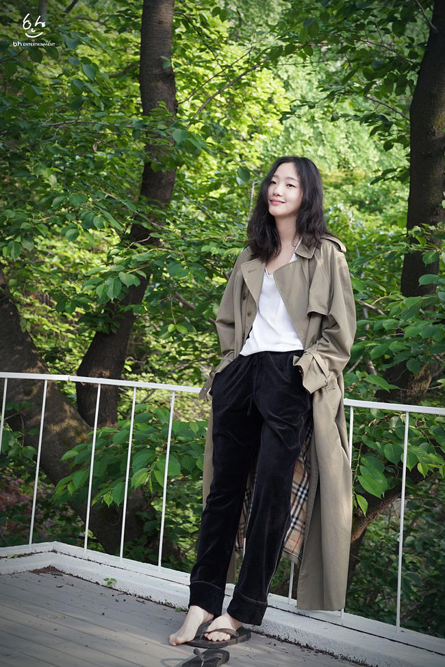 Kim Go Eun lại mix trench coat theo hướng menswear mạnh mẽ nam tính chứ chẳng hề nhẹ nhàng nữ tính như cách mà các kiều nữ Kpop vẫn hay diện.