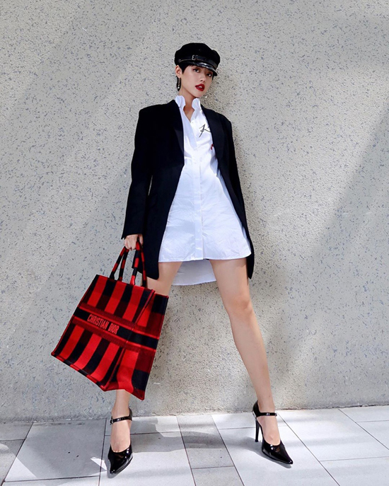 Khánh Linh cá tính với mốt 'giấu quần' khi chọn sơ mi dáng rộng để phối cùng áo blazer tông màu tương phản.