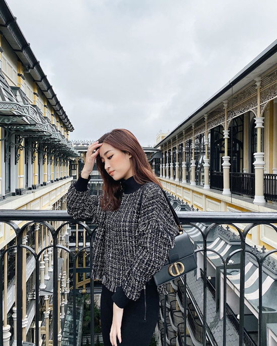 Đỗ Mỹ Linh chọn áo vải tweed mang lại sự ấm áp cho set đồ mùa thu khi có dịp công tác tại Sa Pa. Túi Dior tiệp sắc màu được hoa hậu chọn lựa để hoàn thiện set đồ.