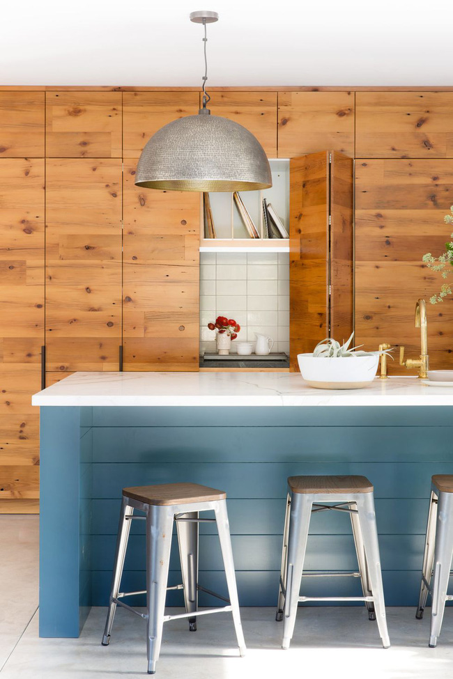 1. Trong nhà bếp này của Regan Baker Design, mặt tiền gỗ từ sàn đến trần che giấu các tủ và mặt bàn.