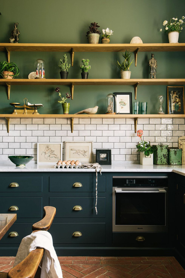  2. Trong không gian này được thiết kế bởi nhà bếp deVol, các tủ bếp thấp màu xanh ngọc trở nên sâu thăm thẳm. Giữa chúng, gạch trang trí có cảm giác như một sự bổ sung tự nhiên, nhờ vào đường vân vữa màu xanh đậm thay vì màu trắng cổ điển.