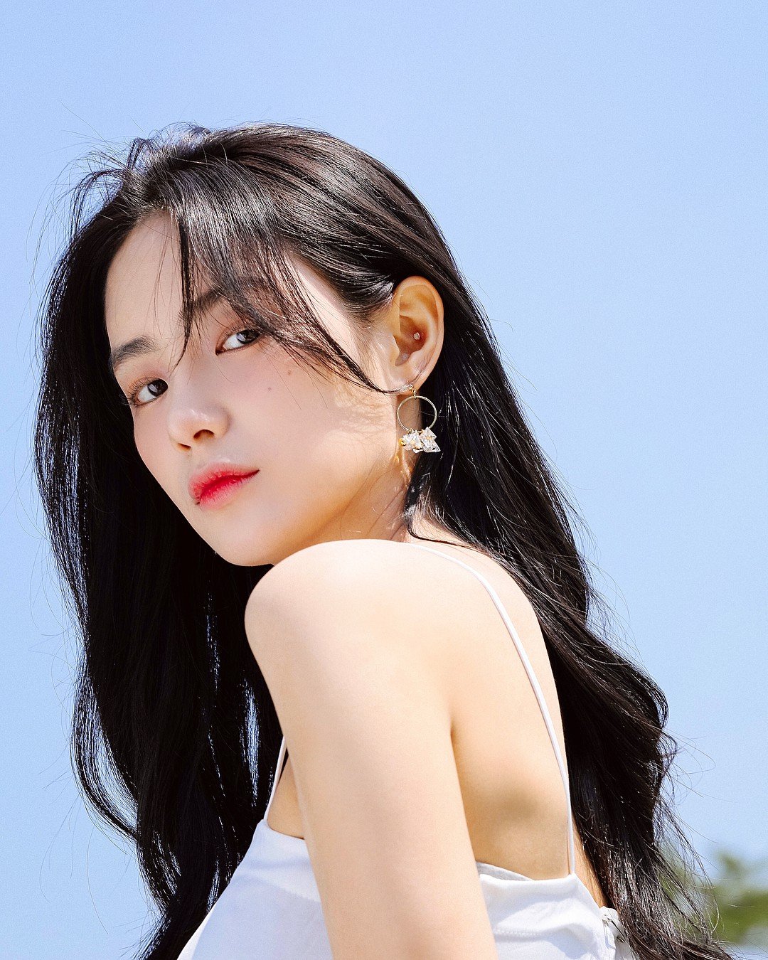 Một vài lưu ý nhỏ dành cho những nàng trán cao là không nên vuốt ngược tóc về phía sau, hay buộc tóc đuôi ngựa lộ hết phần trán - Ảnh minh họa: Internet