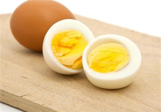  Trước kia, trứng vốn bị xem nhẹ bởi nó chứa hàm lượng cholesterol cao. Tuy nhiên, ngày nay mọi chuyện đã thay đổi. Loại thực phẩm này được coi như là nguồn cung cấp lành mạnh protein và các dưỡng chất, ví dụ như vitamin D. Sự thay đổi này là do các nghiên cứu đã cho thấy cholesterol trong thực phẩm không có nhiều tác động đối với lượng cholesterol máu như chúng ta vẫn nghĩ. Ảnh minh họa: Internet