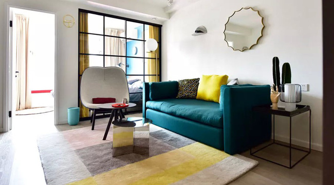  Sofa màu xanh cổ vịt nổi bật trong không gian phòng khách.