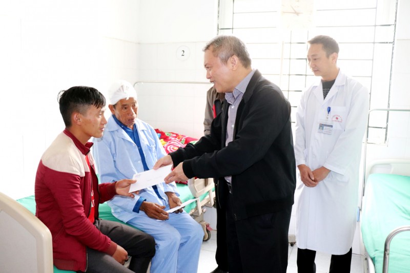  Giáo sư, Tiến sĩ Lê Ngọc Thành, Giám đốc Bệnh viện E tặng quà cho những bệnh nhân có hoàn cảnh khó khăn tại Lai Châu.