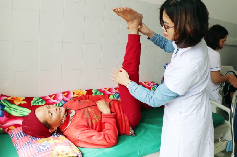  Các bác sĩ Bệnh viện E thăm, khám cho người dân tại tỉnh Lai Châu.