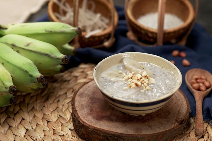 Món chè chuối thập cẩm có hương vị đa dạng như chuối, khoai lang, khoai mì, nước dừa - Ảnh minh họa: Internet