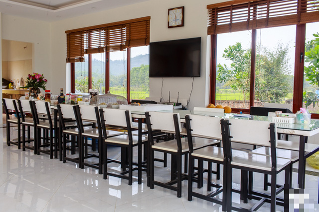 Phòng ăn lớn nơi để tiếp đón bạn bè.