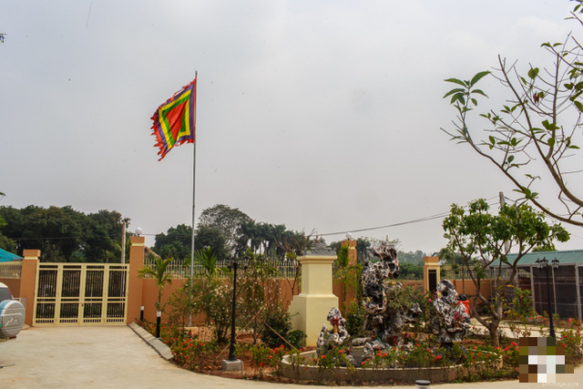 Ở lối cổng vào Việt Hoàn bố trí một hòn non bộ và trồng hiều hoa xung quanh