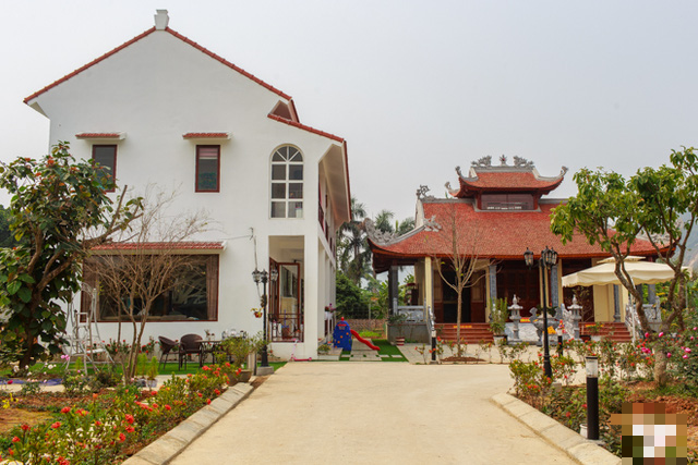  Không biến tổ ấm của mình thành biệt thự xa hoa, tráng lệ như đa phần sao Việt khác, Việt Hoàn chọn lối kiến trúc khá giản dị, thoáng đãng để cả gia đình được tận hưởng không khí trong lành, yên bình của vùng ngoại ô. 
