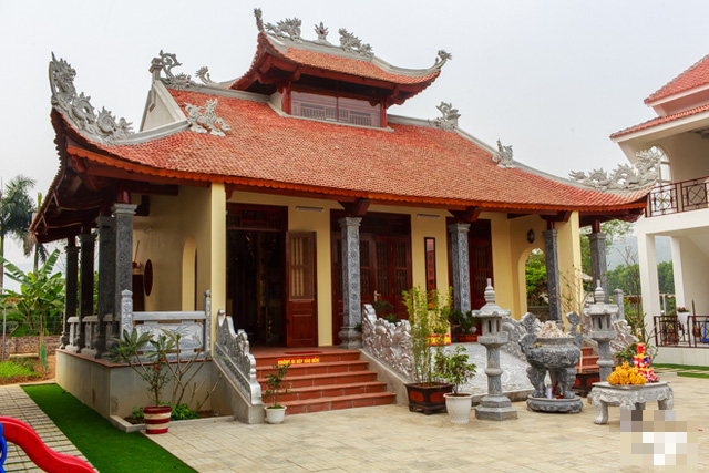 Tọa lạc chính giữa khu đất là 3 khối nhà chính: Chính giữa là điện thờ Mẫu, 2 bên là 2 khối nhà đặc dụng.