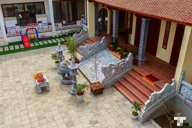  Để hoàn thành cả 3 khu nhà, gia đình Việt Hoàn mất gần 1 năm trời xây dựng. Khu nhà ở của gia đình được hoàn thành từ tháng 10/2016, còn khu điện thờ và khu nhà khách phải tới tháng 1/2017 mới hoàn thiện. 