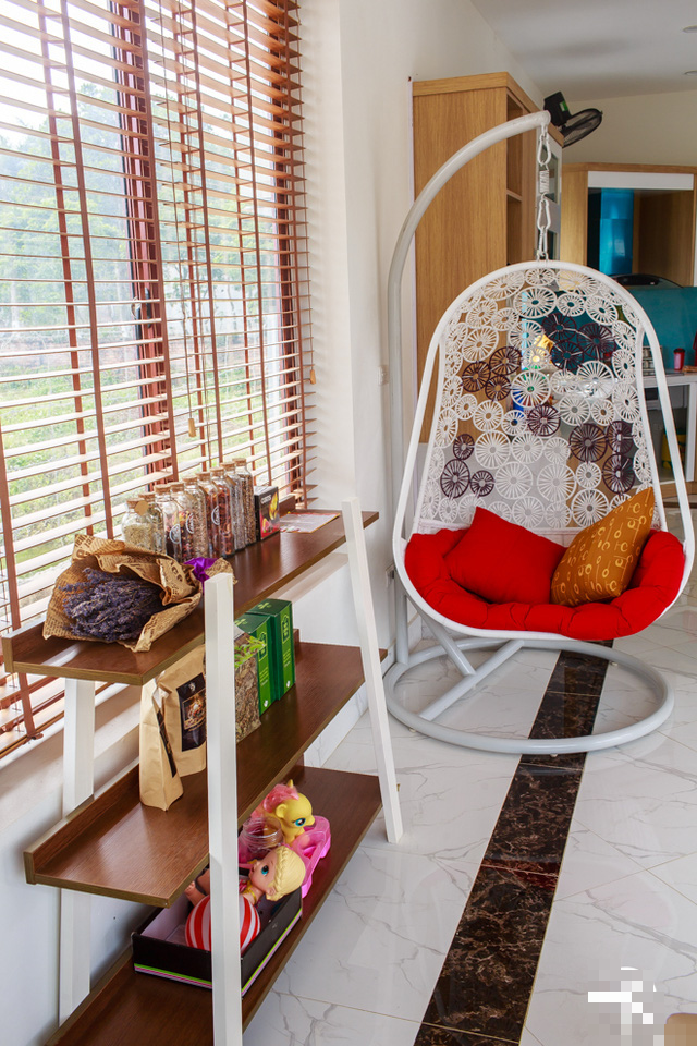 Một chiếc ghế thư giãn bên cạnh kệ lưu trữ xinh xắn.