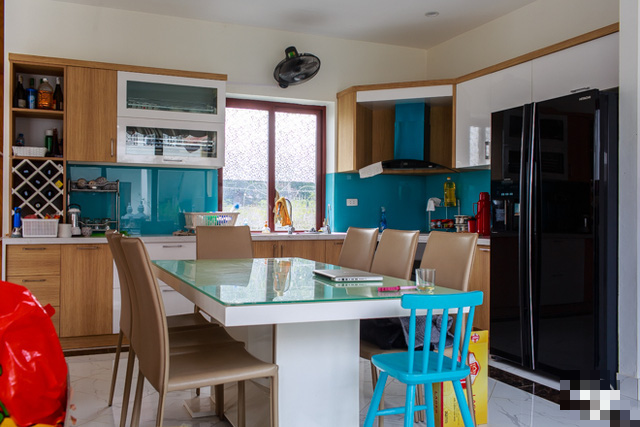  Phòng bếp nổi bật với điểm nhấn xanh da trời bắt mắt. 