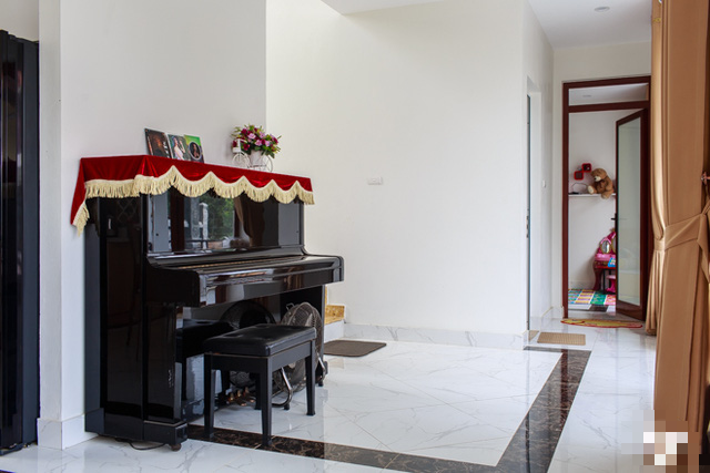 Chiếc đàn dương cầm được đặt một góc sang trọng trong nhà và được lau chùi tỉ mỉ.