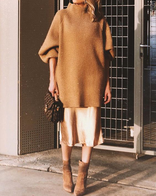  Phối chân váy lụa mềm, lụa satin cùng áo len dáng rộng là xu hướng được phái đẹp yêu thích ở mùa thu đông 2019.