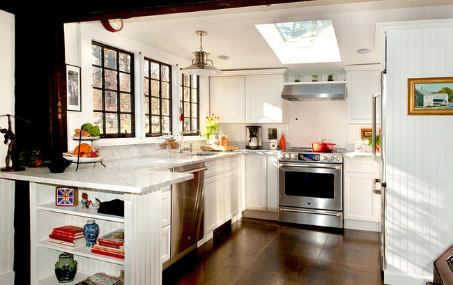  Cửa phía trần và cửa sổ mang lại độ sáng cho căn bếp nhỏ