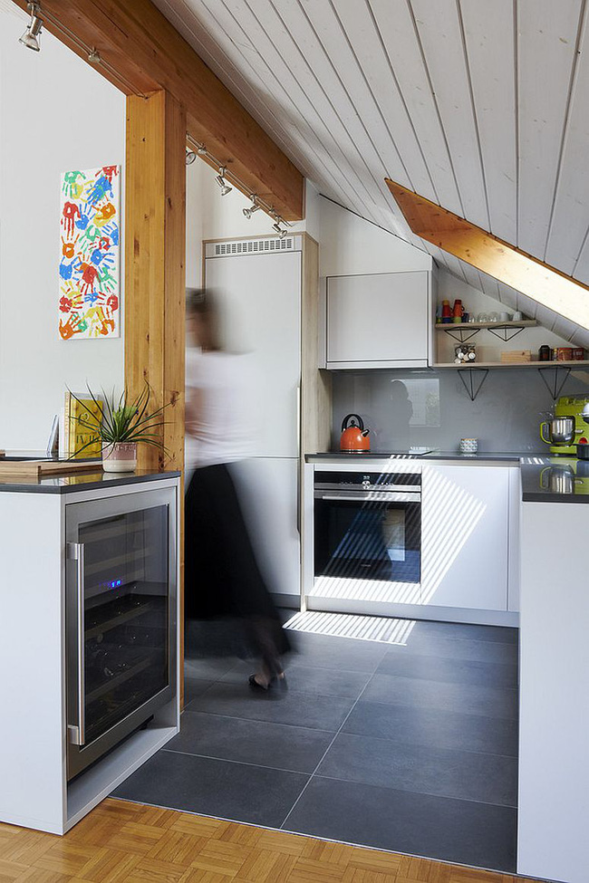  Thiết kế trần nhà mang đến cho nhà bếp này một sự năng động hoàn toàn mới.