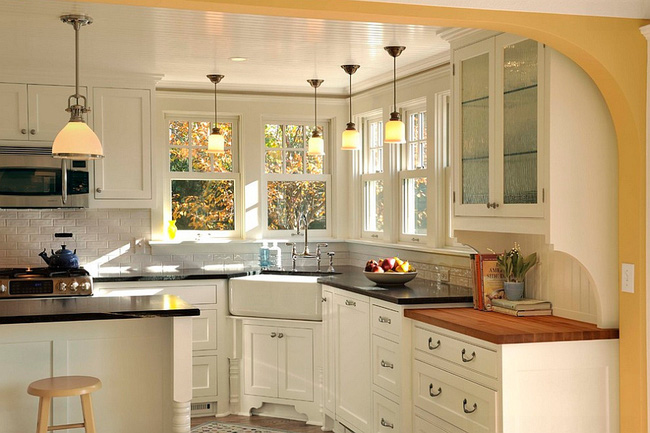  Cửa sổ góc kết hợp với đèn thả cho nhà bếp truyền thống với không gian hạn chế.