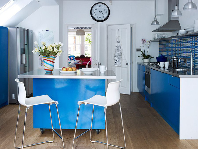  Nhà bếp nhỏ với màu trắng và xanh với ánh sáng tự nhiên dồi dào chiếu sáng.