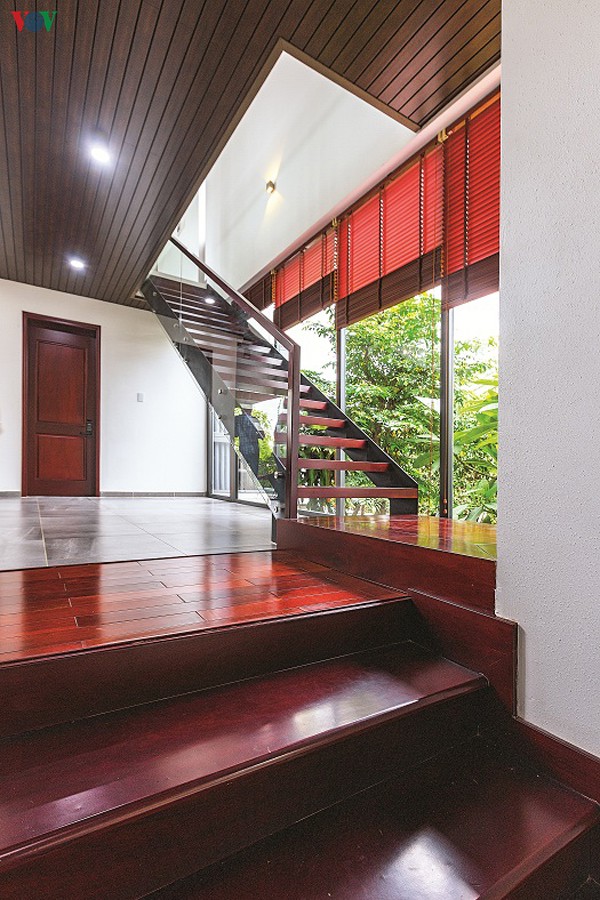  Cầu thang lên tầng trên được làm bằng thép – gỗ rất ấn tượng. Bên cầu thang cũng là khoảng mở ra sân vườn.
