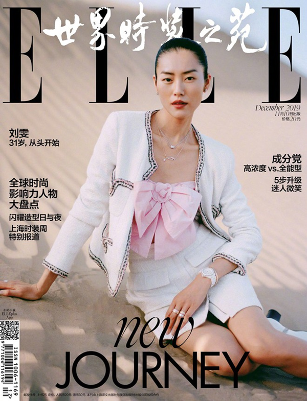   Xuất hiện trên bìa tạp chí thời trang danh tiếng, Liu Wen trông vô cùng quý phái khi diện chân váy và blazer thanh lịch được làm bằng vải tweed cao cấp, phối ăn ý cùng chiếc áo hình thắt nơ lạ mắt. 