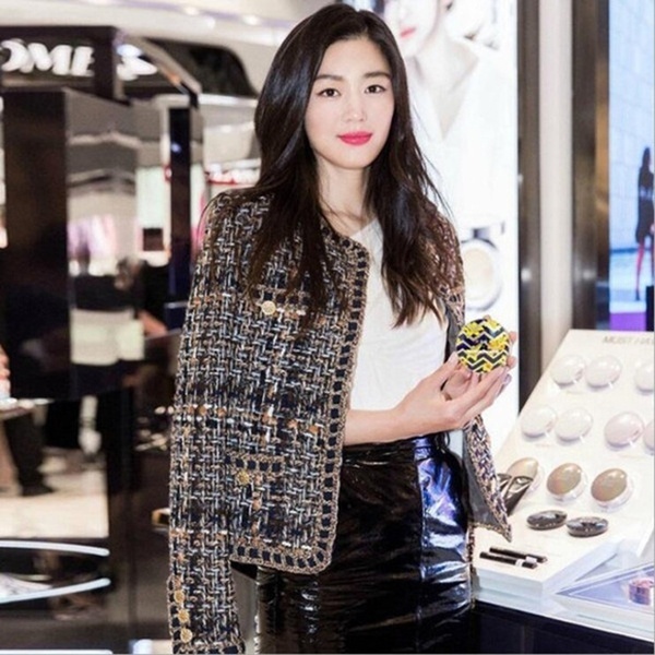  'Mợ chảnh' Jeon Ji Hyun lại đầy khí chất với áo thun trắng mix cùng chân váy da cá tính, khoác hờ hững bên ngoài là chiếc jacket tweed thời thượng.