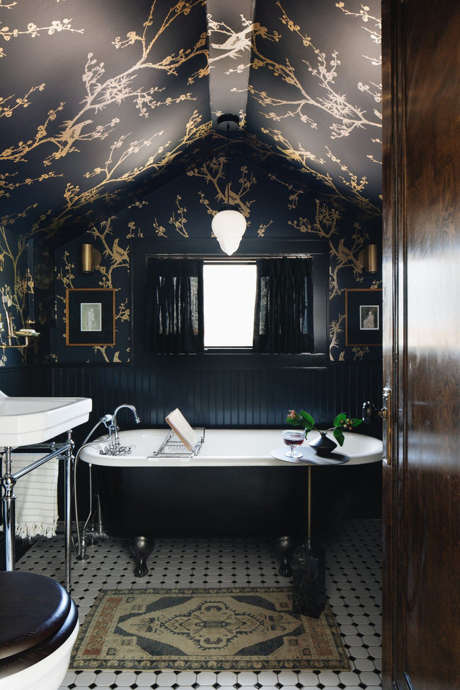 Sự xuất hiện của chất liệu inox trong nhà tắm đặc biệt thích hợp với phong cách hiện đại, cá tính.