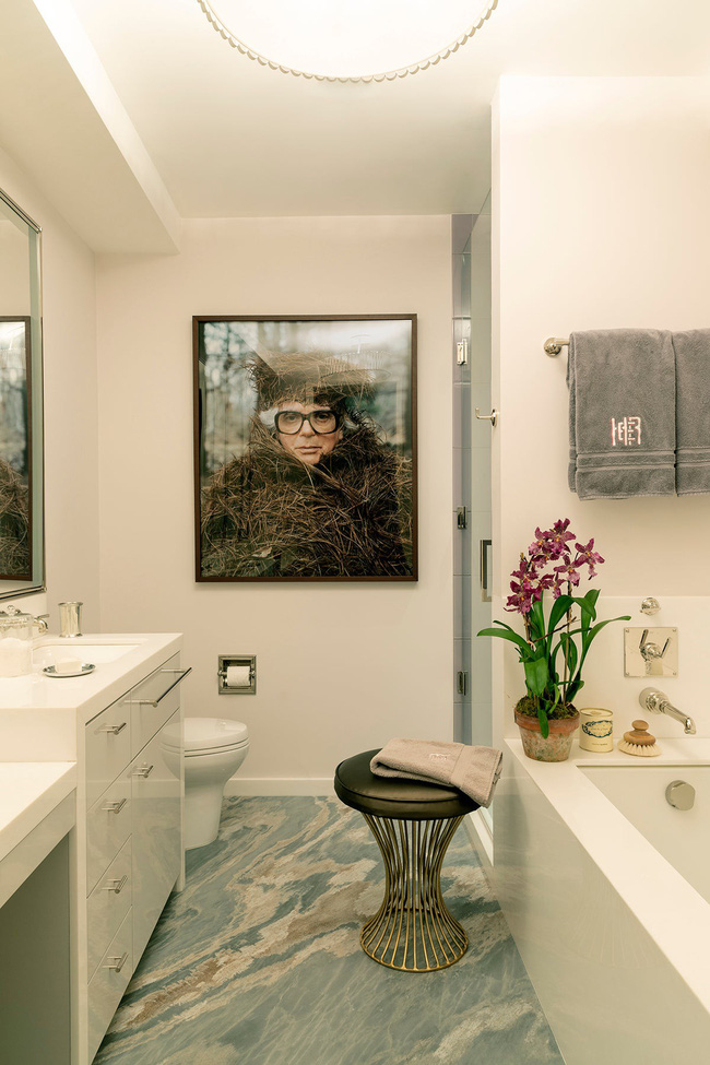  Nhà tắm sử dụng tranh treo tường ấn tượng để tạo điểm thu hút trong căn phòng.