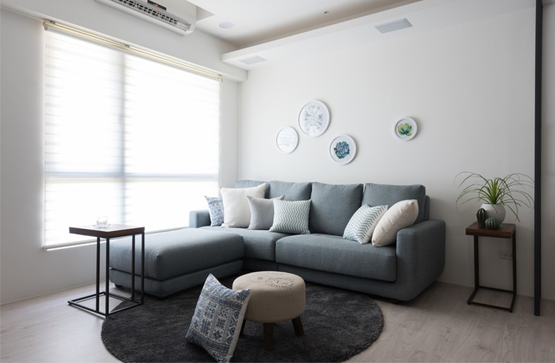  Phòng khách được bố trí đơn giản với ghế sofa. Ngoài ra đồ nội thất màu sắc đơn giản cũng làm không gian thêm rộng rãi hơn.