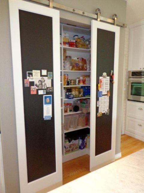  Phòng đựng thức ăn nhỏ tích hợp với cửa bảng đen trượt - để lại ghi chú, danh sách và bức ảnh của bạn trên đó.