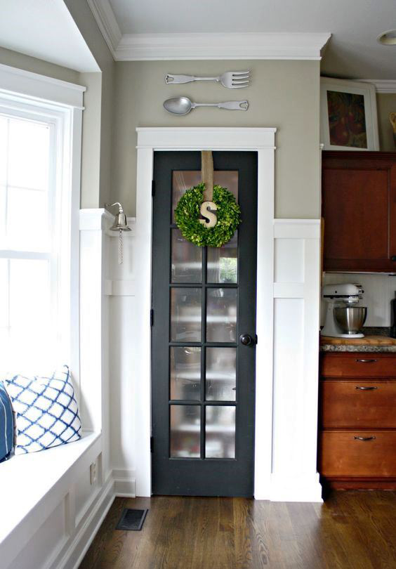  Phòng đựng thức ăn nhỏ tích hợp với cửa Pháp màu xám than chì và vòng hoa cây xanh cho nhà bếp trang trại.