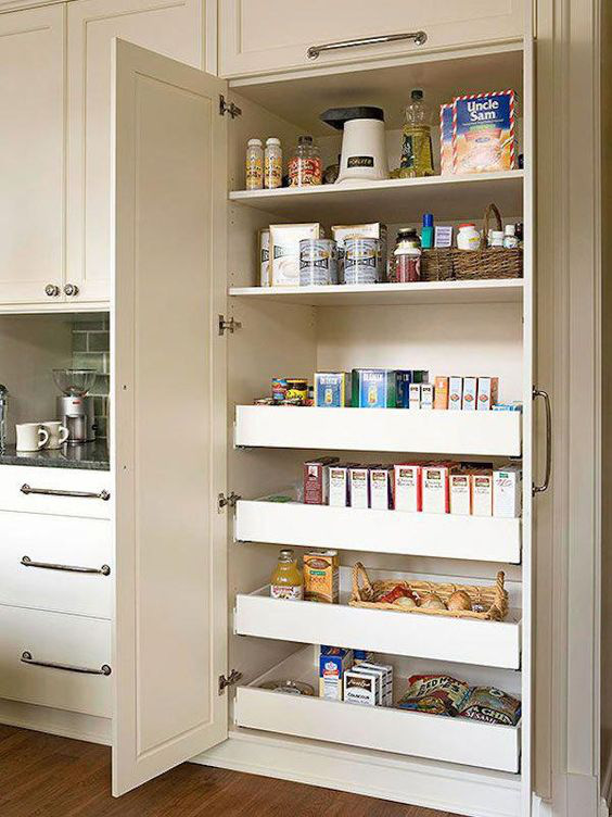  Góc lưu trữ đồ khô tích hợp trung tính không nổi bật nhiều so với trang trí nhà bếp tổng thể và mang lại nhiều không gian lưu trữ.