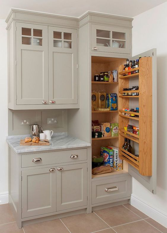 Tủ đựng thức ăn nhỏ tích hợp với một số kệ bên trong và trên cửa là một ý tưởng tuyệt vời cho một nhà bếp nhỏ.
