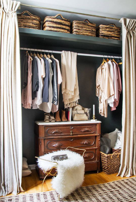  10. Một ý tưởng khác là sử dụng giỏ mây đơn giản để sắp xếp tủ quần áo của bạn.