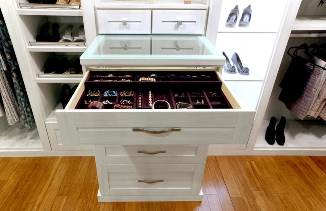  11. Thiết kế tùy chỉnh này được tạo ra bởi California Closets có các ngăn nhỏ đặc biệt bên trong các ngăn kéo lớn để đựng đồ trang sức.