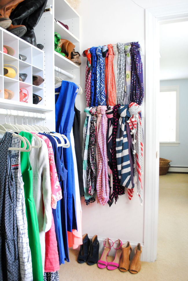  12. Một tủ quần áo nhỏ có thể có được nhiều dung lượng lưu trữ bằng cách lựa chọn ưu tiên và sử dụng từng chút không gian để không có gì bị lãng phí.