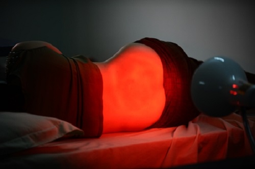  Sử dụng đèn hồng ngoại trị liệu giúp giảm đau khớp hiệu quả ngay tại nhà khi tuân thủ đúng thời gian chiếu đèn - Ảnh minh họa: Internet