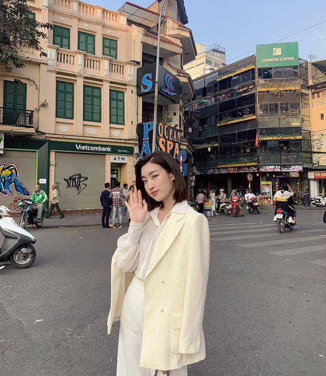 Với một cây đồ trắng toàn những items giúp sang chảnh hóa phong cách như chân váy suông, blazer vải tweed, vẻ ngoài của người diện sẽ chỉ thanh lịch và